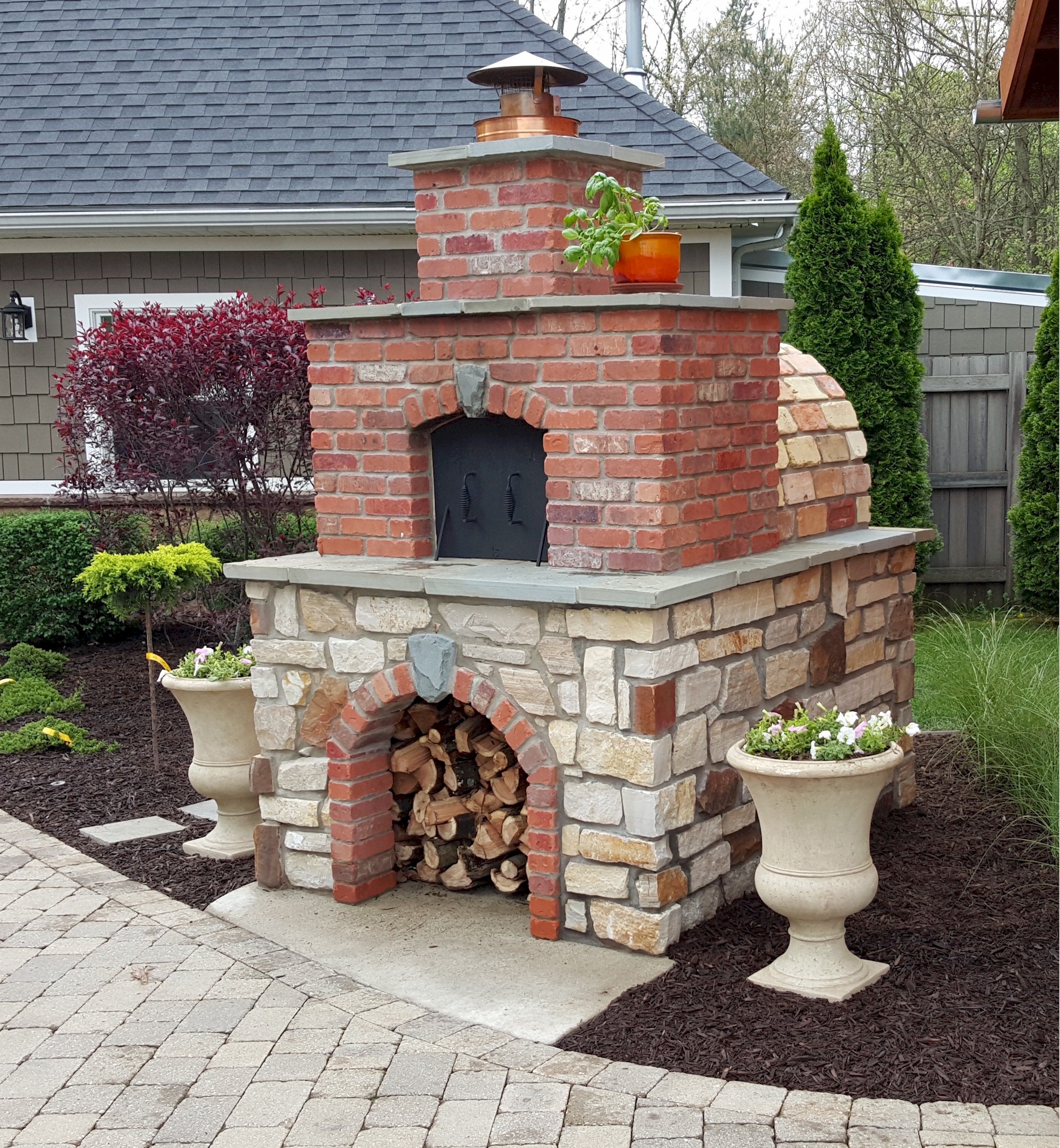 How to build a brick oven outside: learn how with this simple guide and enjoy wood-fired pizza