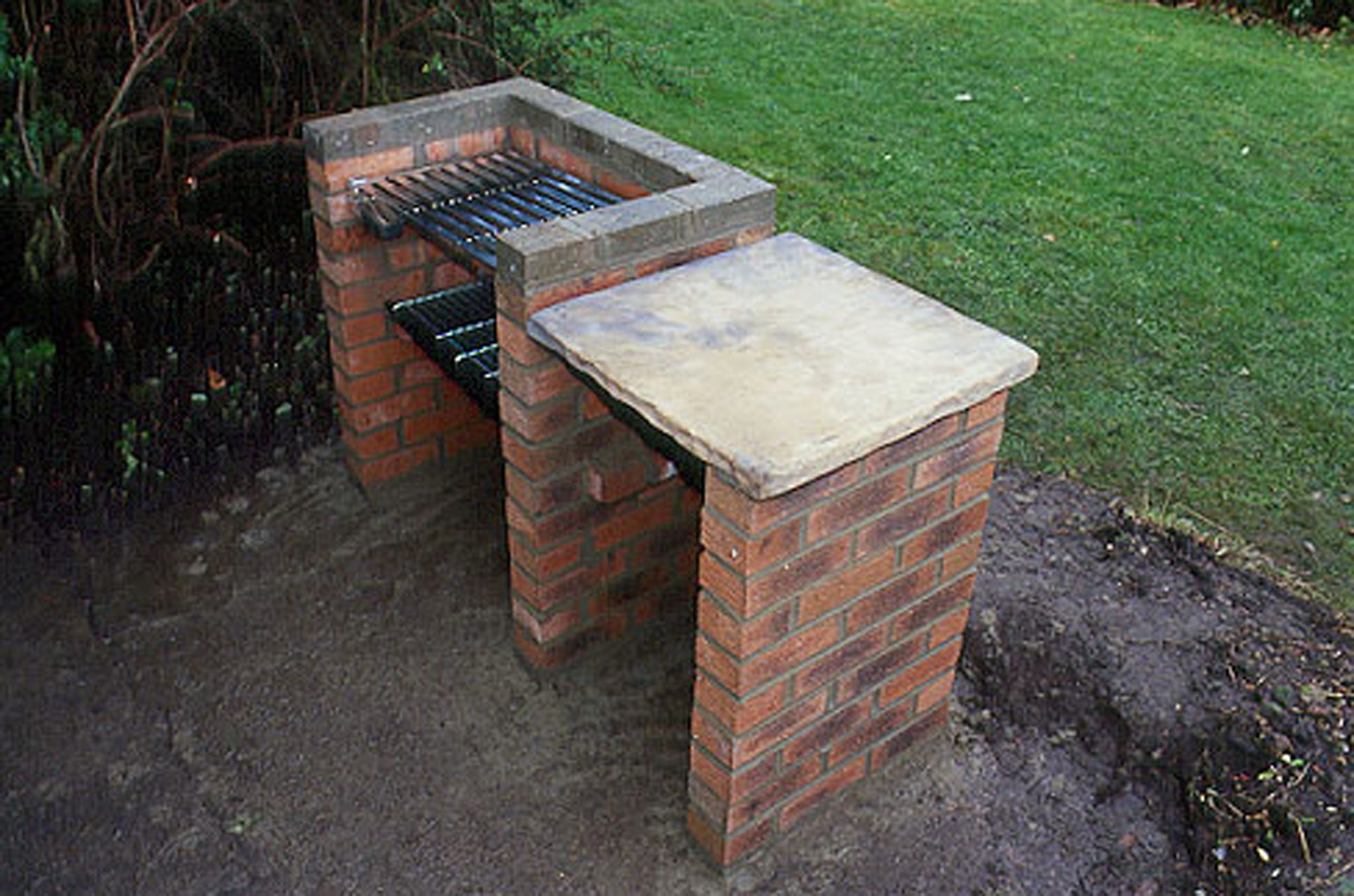 Build a Barbeque Brick Grill: Easy DIY Steps for Backyard Fun!