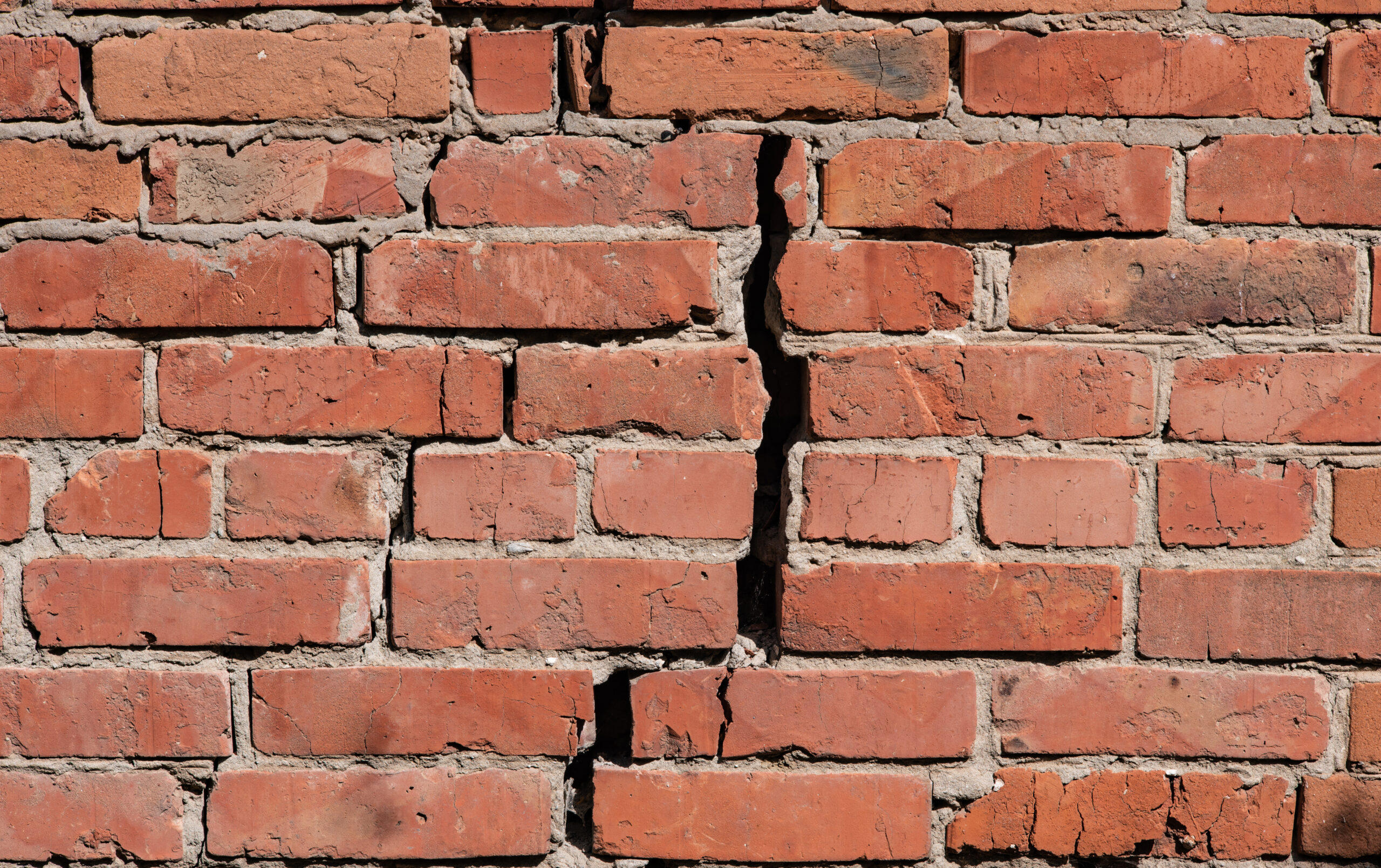 How do you mix mortar for bricks and avoid common mistakes?