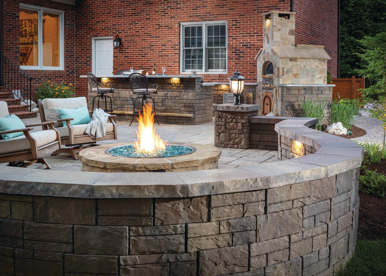 Fire Pit with Landscaping Bricks: Build a stunning backyard!